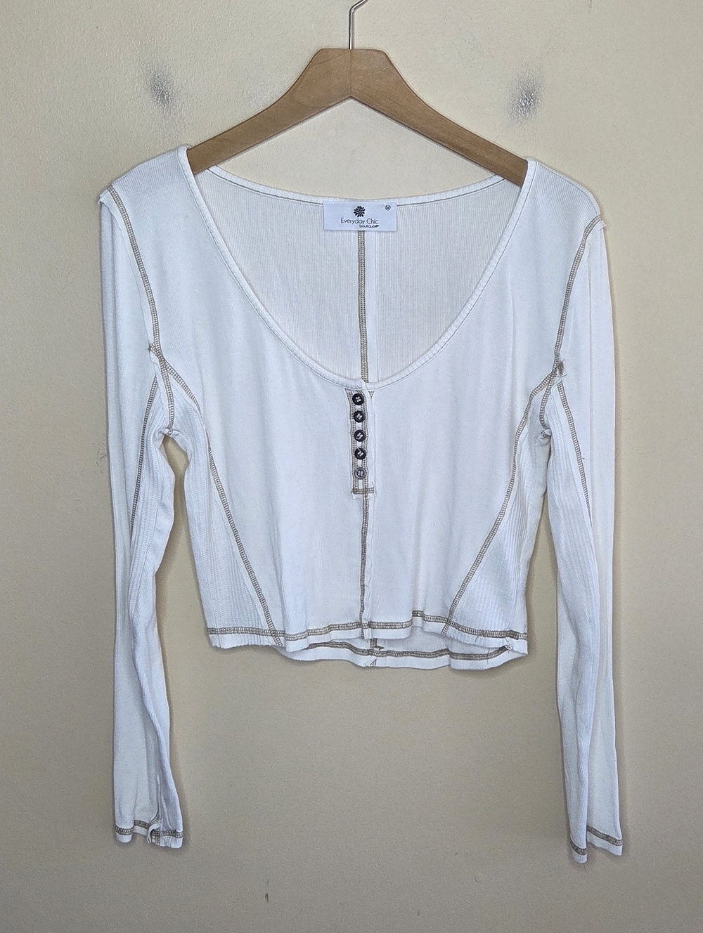 Everyday Chic Boutique White Cropped Henley Scoop Neck Tee Size Medium